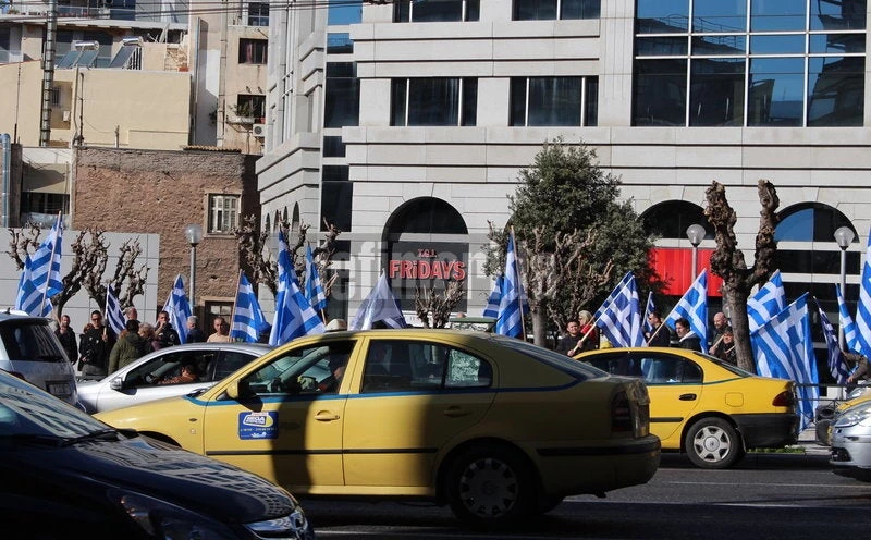  Συγκέντρωση οπαδών του Αρτέμη Σώρρα στην Κηφισίας –«Σας λένε ψέματα, τα 600 δισ. υπάρχουν»